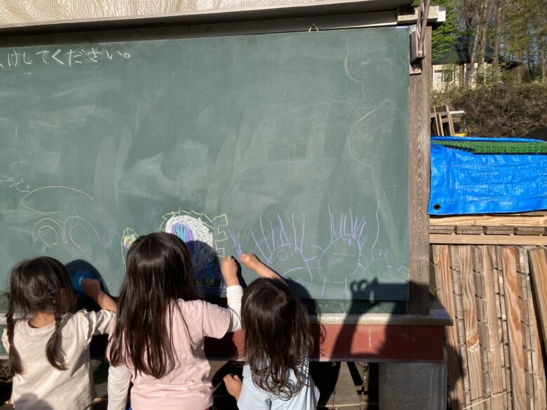 子どもたちが落書きして遊んでました