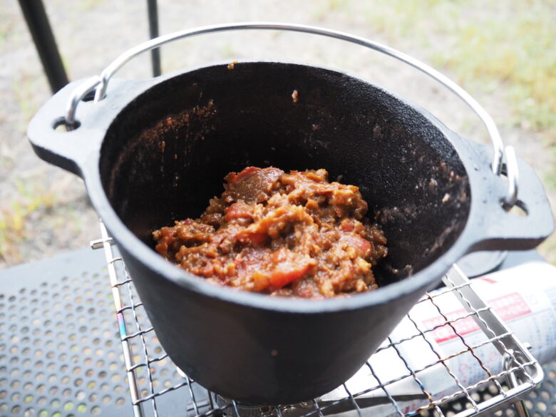 ダッチオーブンでカレーを煮込み中