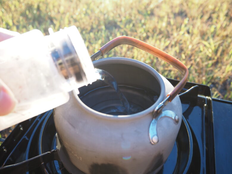 湖の浄水でカップ麺作り