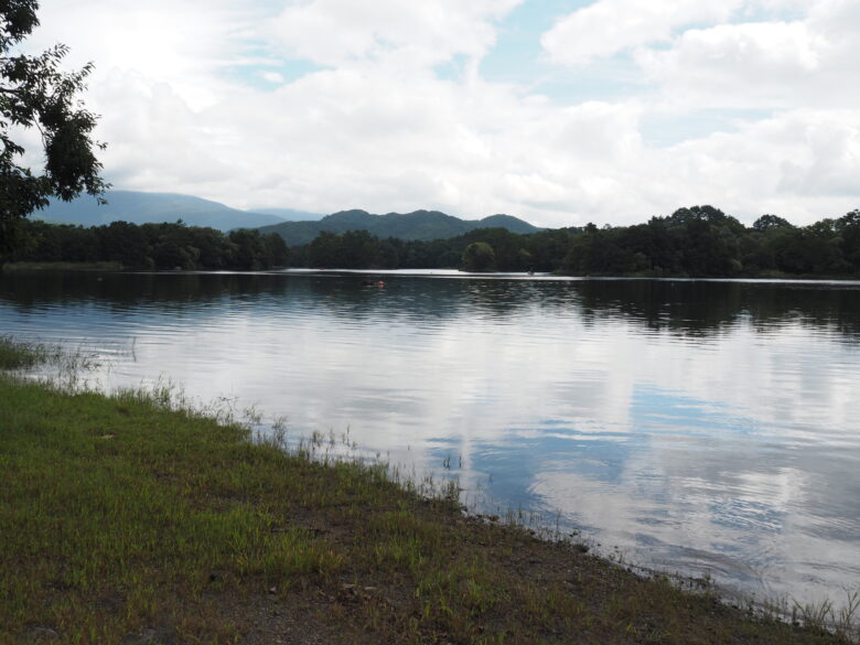 目の前には広大な小野川湖が！