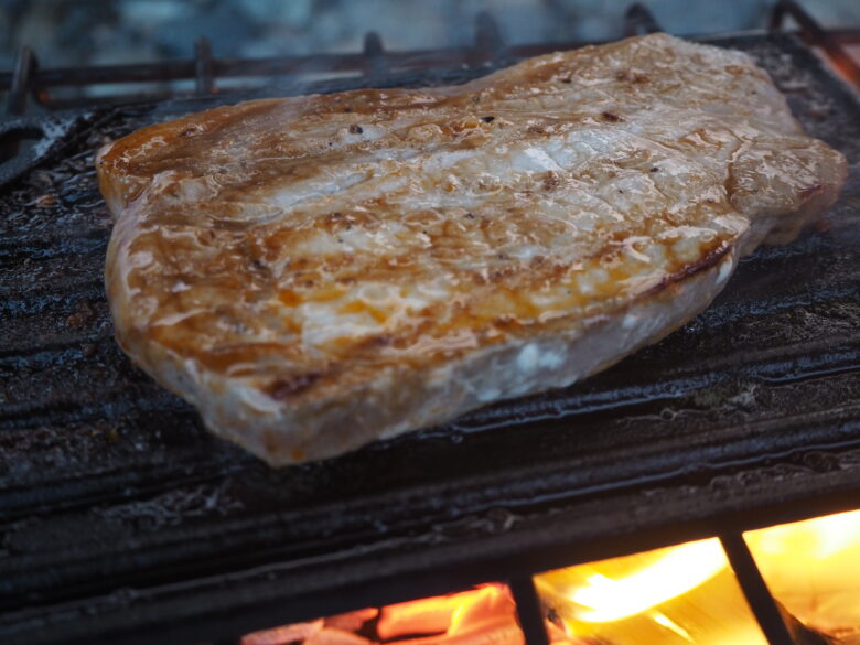 豪快に焼き上げる最強鉄板！