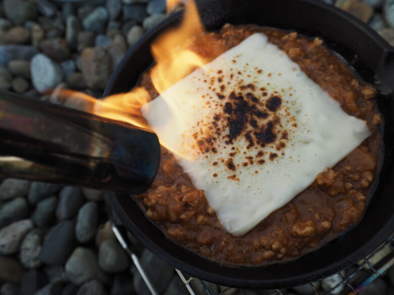 キーマカレーのチーズを焦がしていくー！