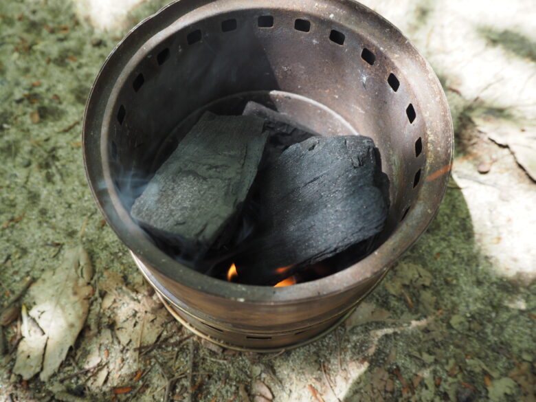 ダイソーのバーベキュー炭を少量使っている様子