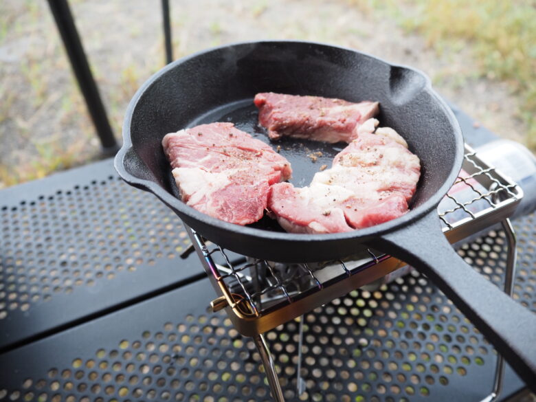 肉を焼くだけでも立派なキャンプ飯