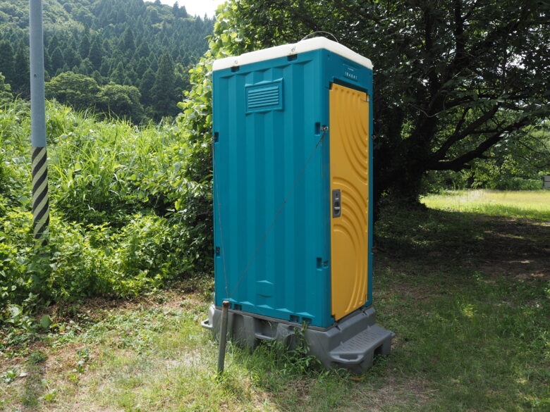 土手を降りた先に仮設トイレがあります