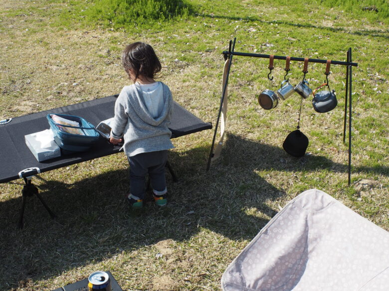 キャンプ道具に興味津々