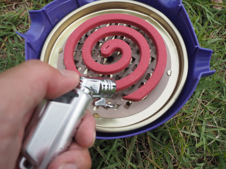 蚊取り線香を置いて着火