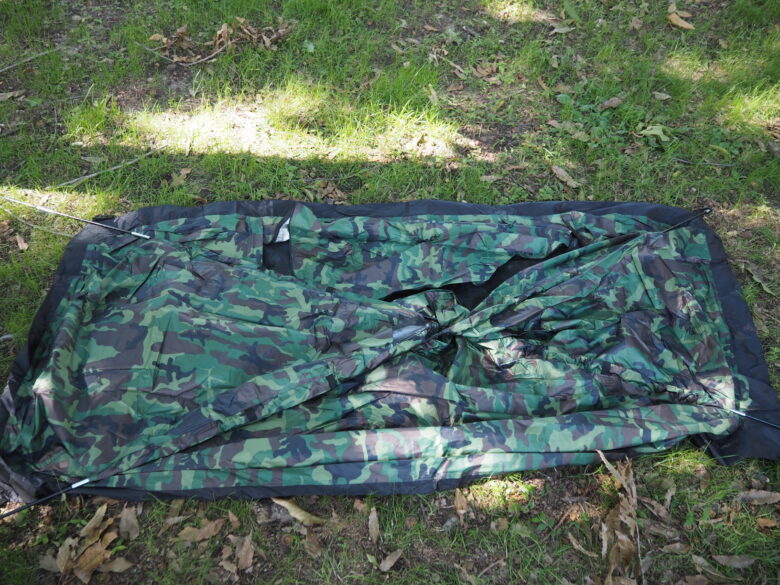 四隅のハトメにポールを差し込みます