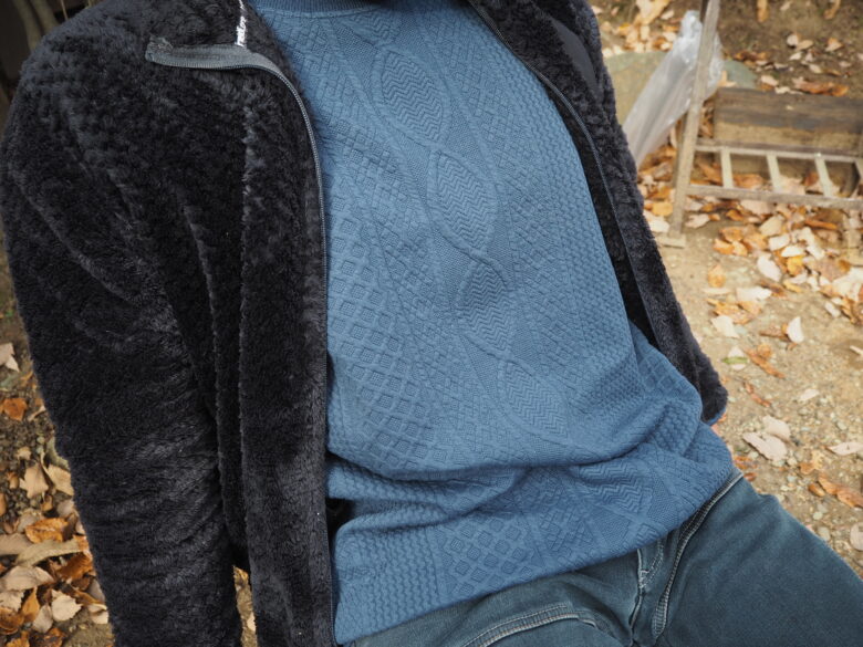 内側にスフレジャカードプルオーバーを装着