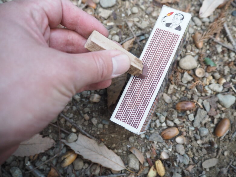 着火剤を擦るだけの簡単設計