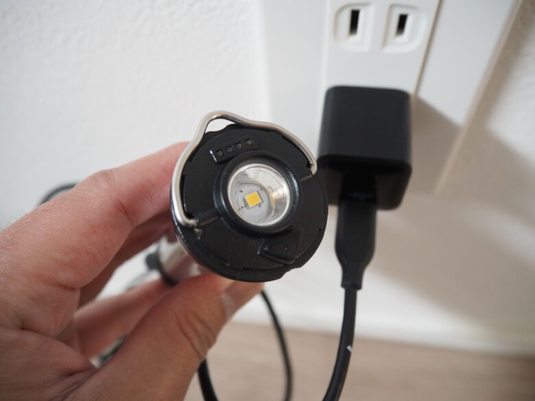 急速充電器でsoomloomのLEDランタンを充電している所