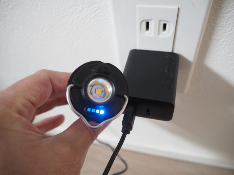昔の充電器でsoomloomLEDランタンを充電している所
