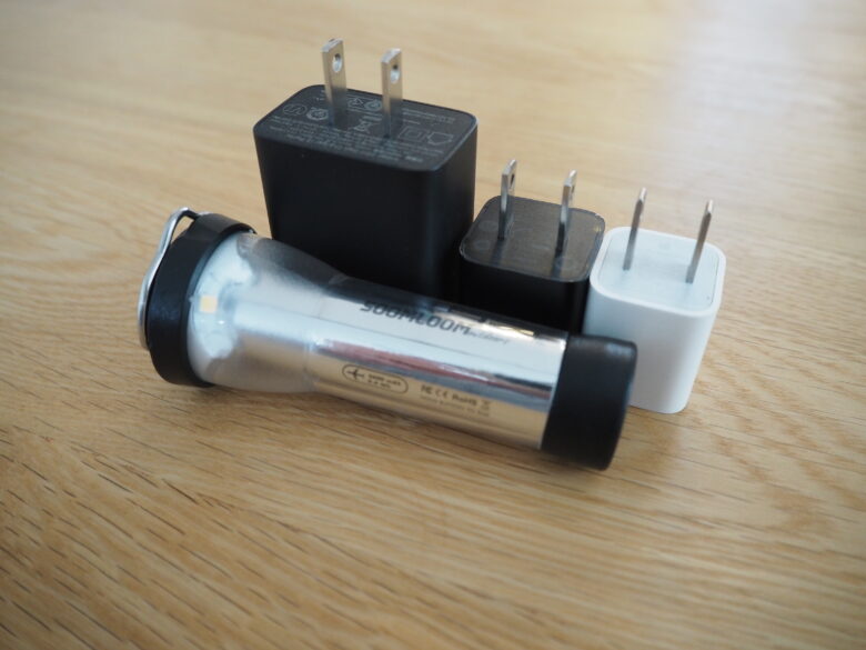 soomloom充電式LEDランタンと充電器の接写