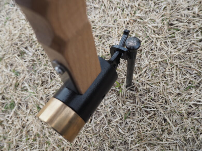 ダイソー鍛造ペグをペグ抜きで抜こうとしている所