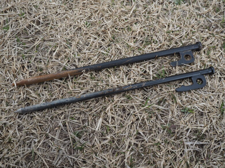 ダイソー鍛造ペグとYOGOTO鍛造ペグを比較している所