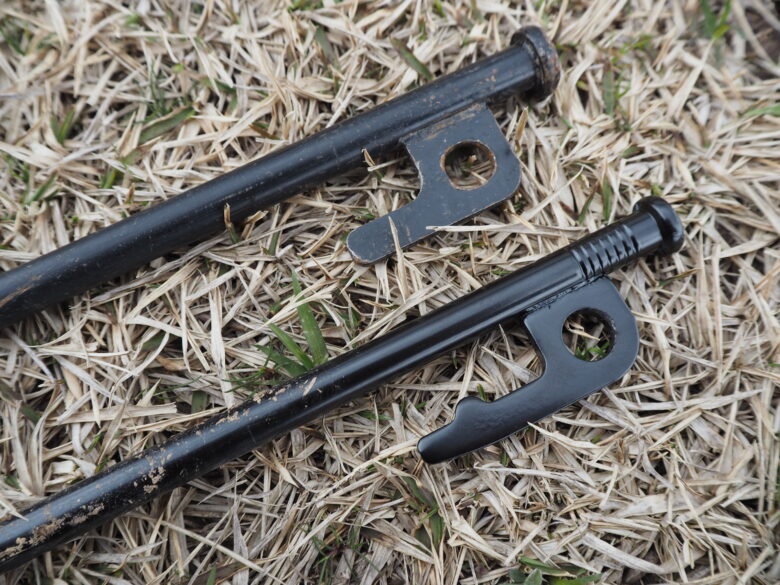 ダイソー鍛造ペグとYOGOTO鍛造ペグを比較している所