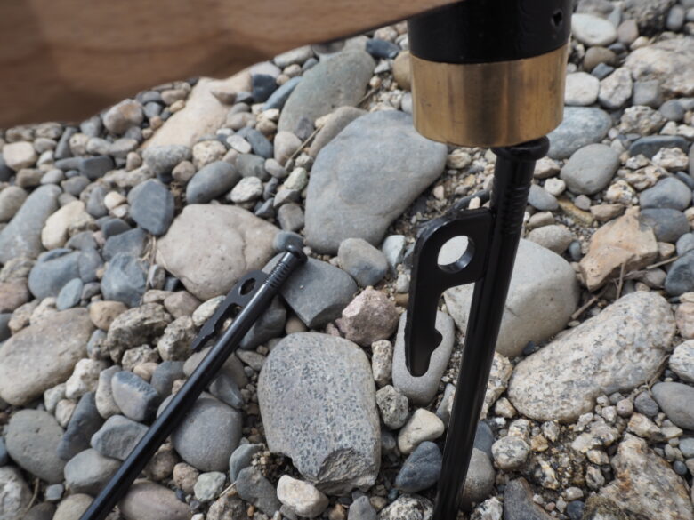 ダイソー鍛造ペグを砂利の所で打ち込んでいる状況