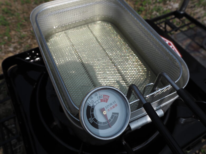 メスティンに食用油が入れてある状態