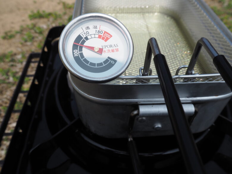 メスティンに温度計を刺している状態