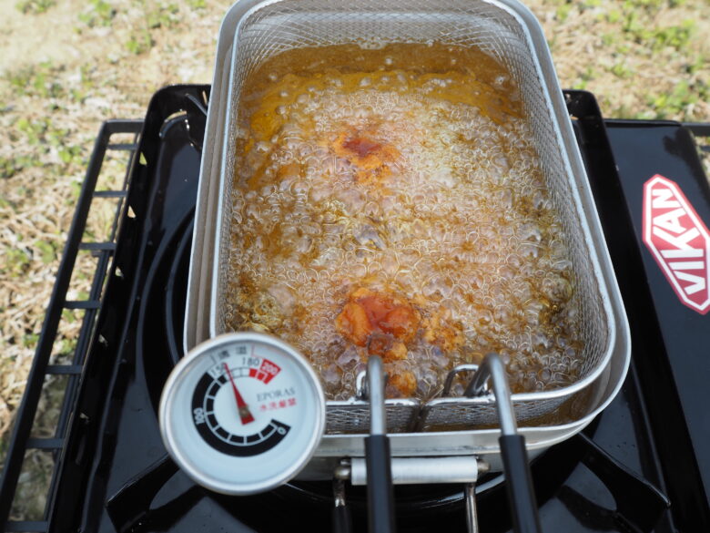 唐揚げが揚げられている状態