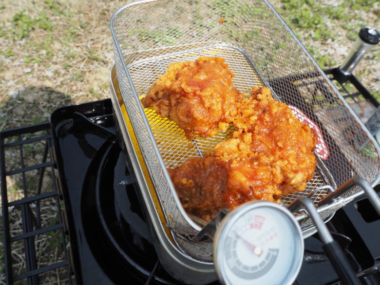 メスティンフライヤーを持ち上げているところ