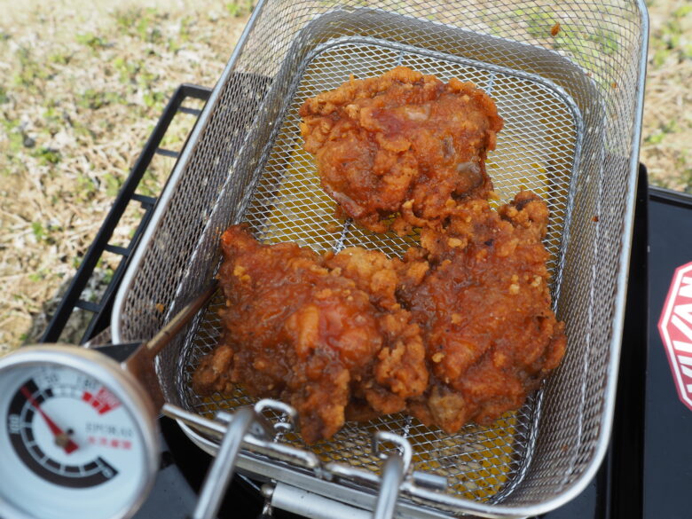 ダイソーのメスティンフライヤーを持ち上げているところ