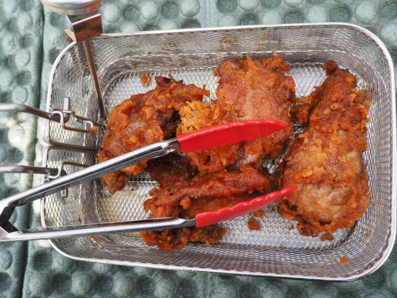 メスティンフライヤーに唐揚げが乗っている状態