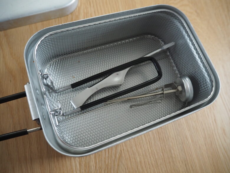 メスティン内にダイソーのメスティンフライヤーを収納している状態