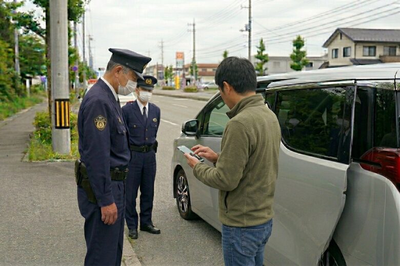 キャンプ帰りに警察に職質されてキャンプの予約画面を提示するためにスマートフォンを操作している状態