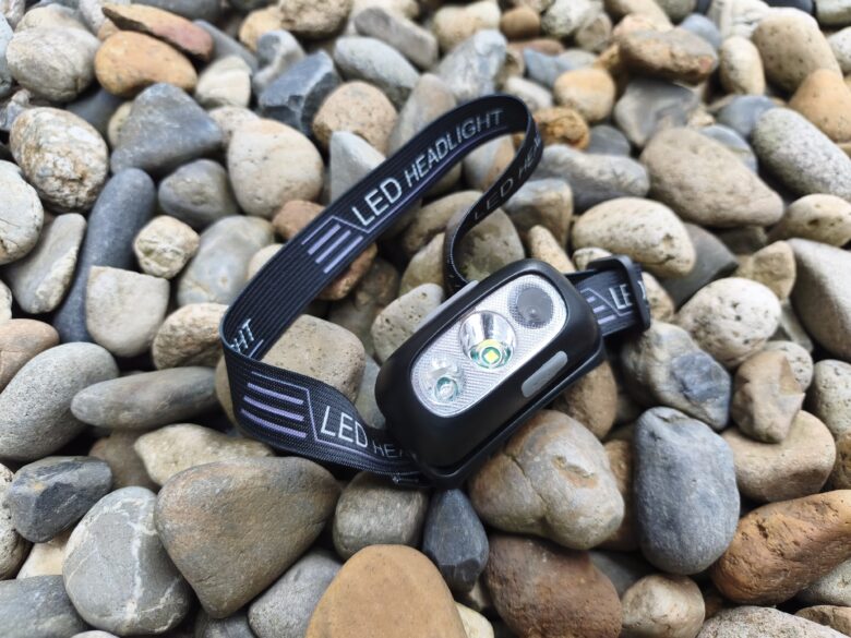 ダイソーの充電式ヘッドライトを地面に置いているところ