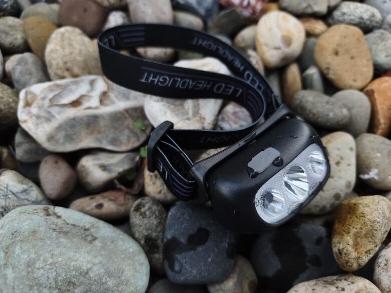 ダイソーの充電式ヘッドライトに水滴が付着しているところ