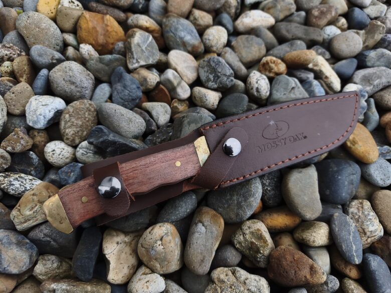 キャンプ用ナイフを地面に置いているところ