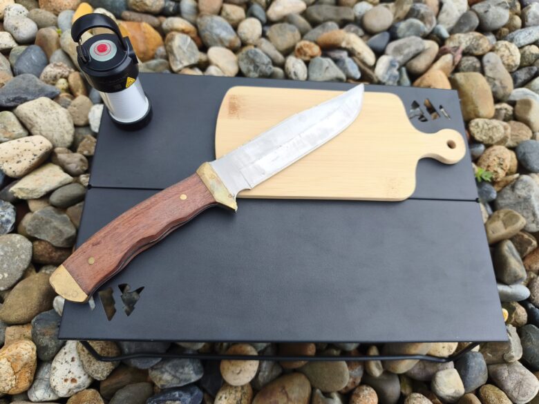 ミニテーブルの上にキャンプ道具を置いているところ