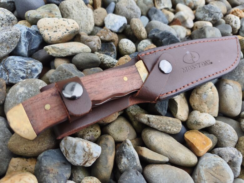 MOSSY OAKのシースナイフを地面に置いているところ