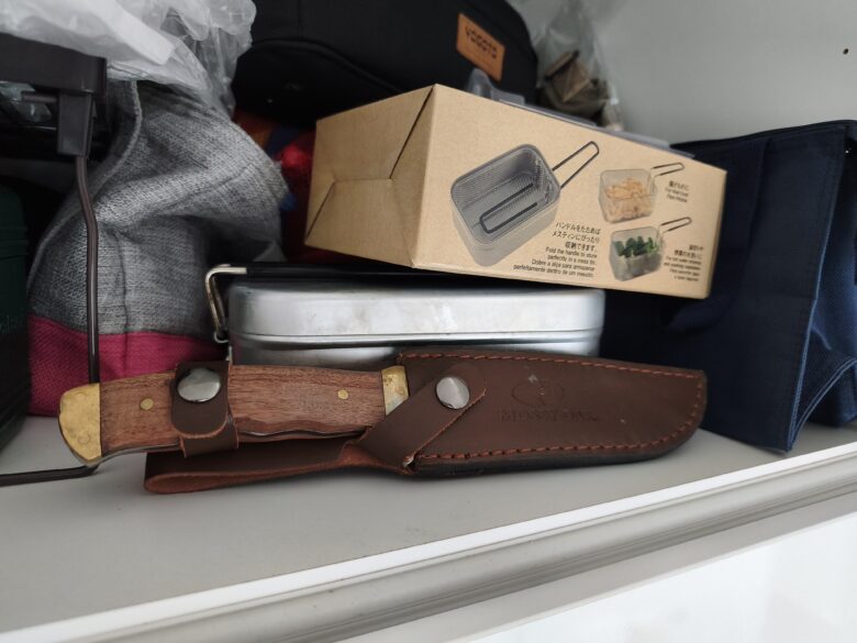 棚の中にキャンプ用のナイフを収納している状態