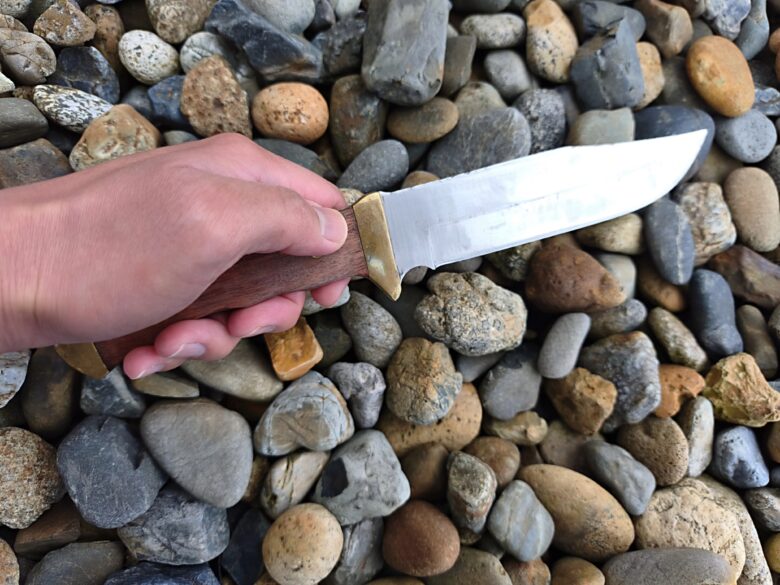 キャンプ用のナイフを手に持っているところ