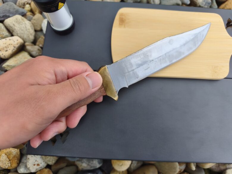 キャンプ用のナイフを持っているところ