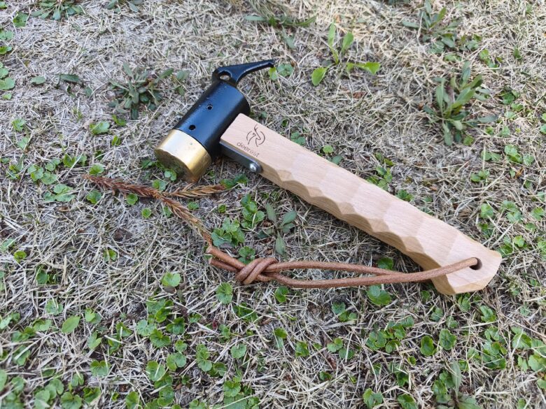 Deerestペグハンマーが地面に置いてある状況