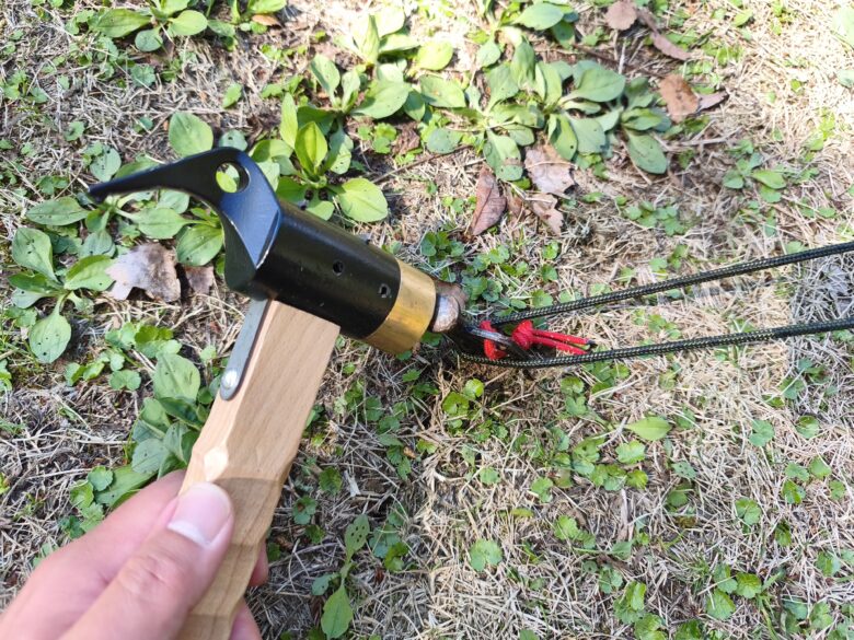 Deerestのペグハンマーでペグ打ちしているところ