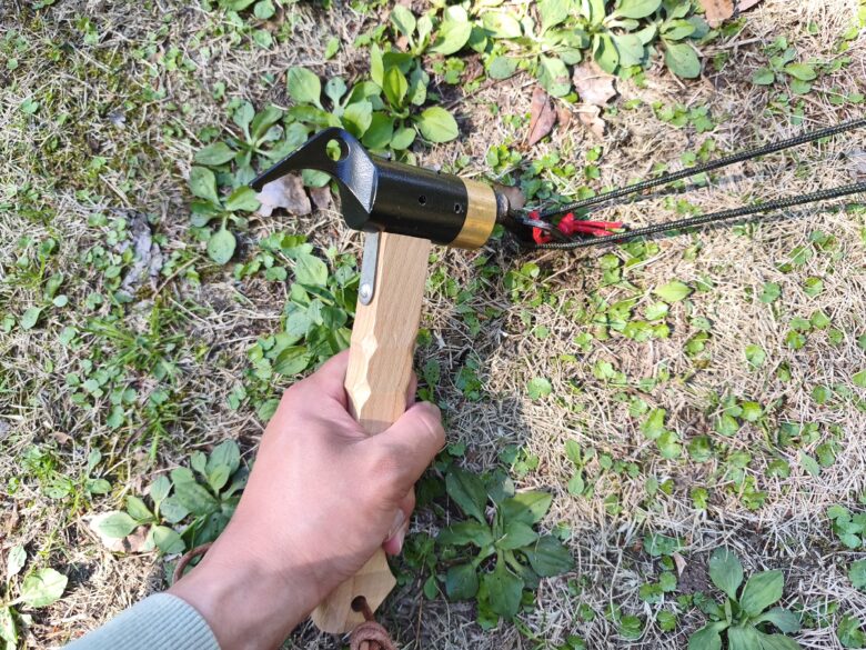 Deerestのペグハンマーを握っているところ