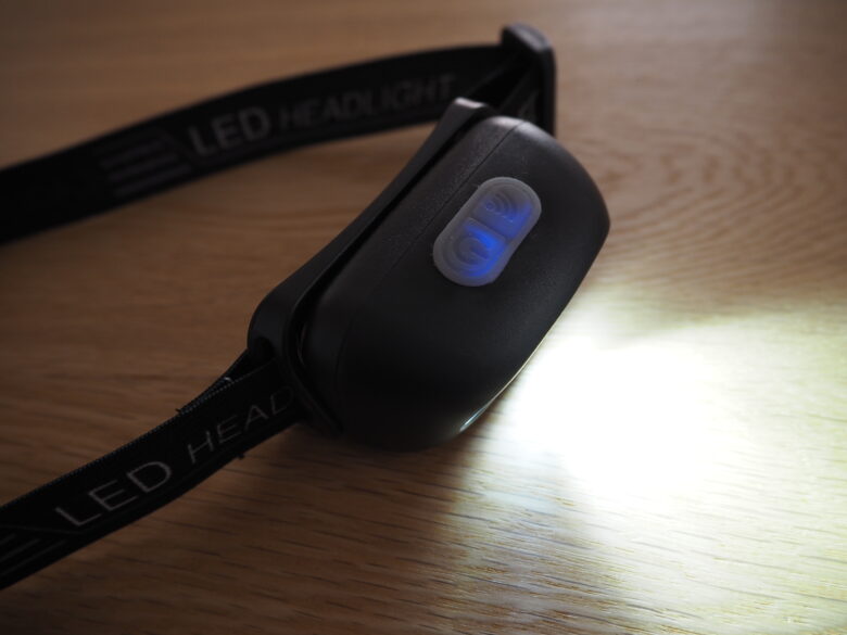 ダイソーの充電式LEDヘッドライトのセンサーモードで照らしているところ
