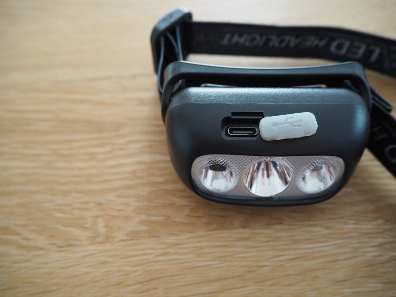 ダイソーの充電式LEDヘッドライトの充電式ポートの状態