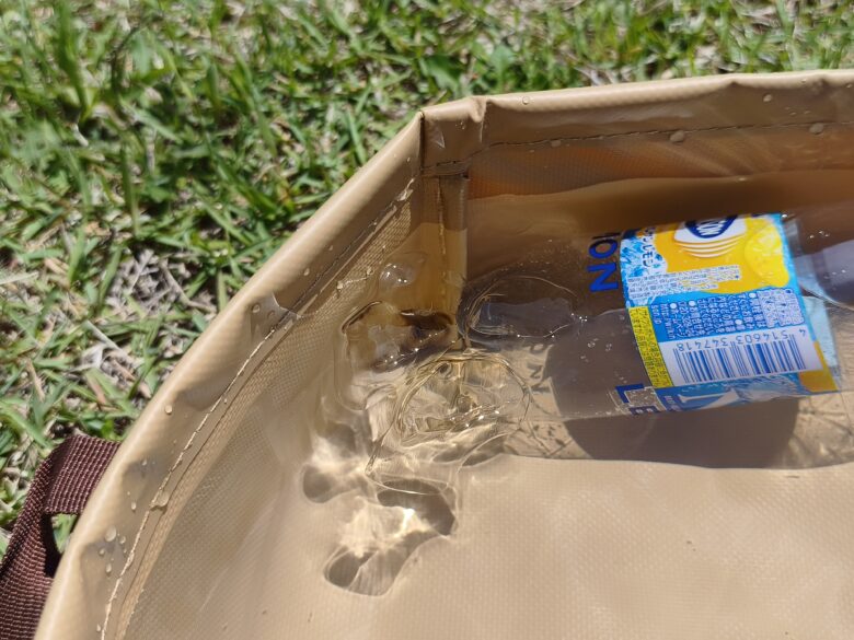 ダイソーキャンプバケツに氷が浮かんでいる状況