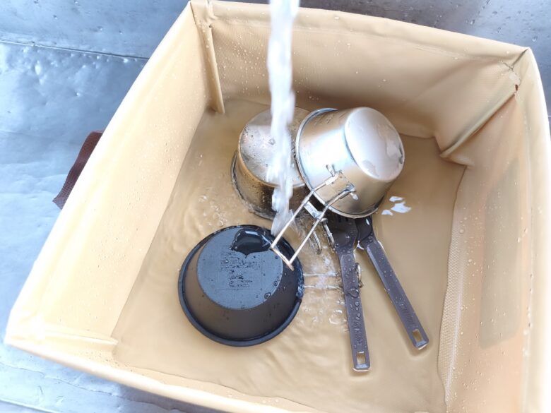 ダイソーキャンプバケツに水を張っている状況