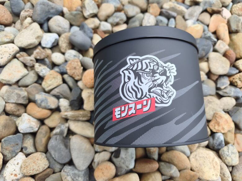 アースのモンスーン収納缶の外観