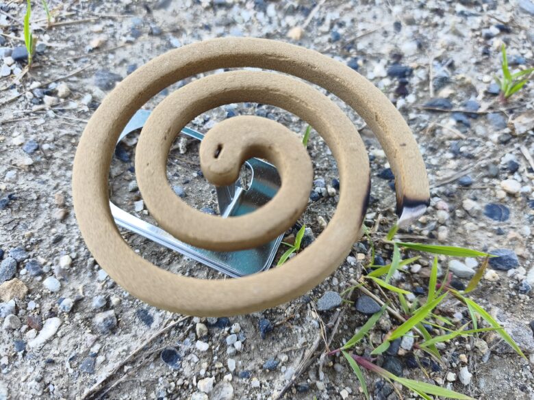 ライオン蚊取り線香の煙が流されている状況