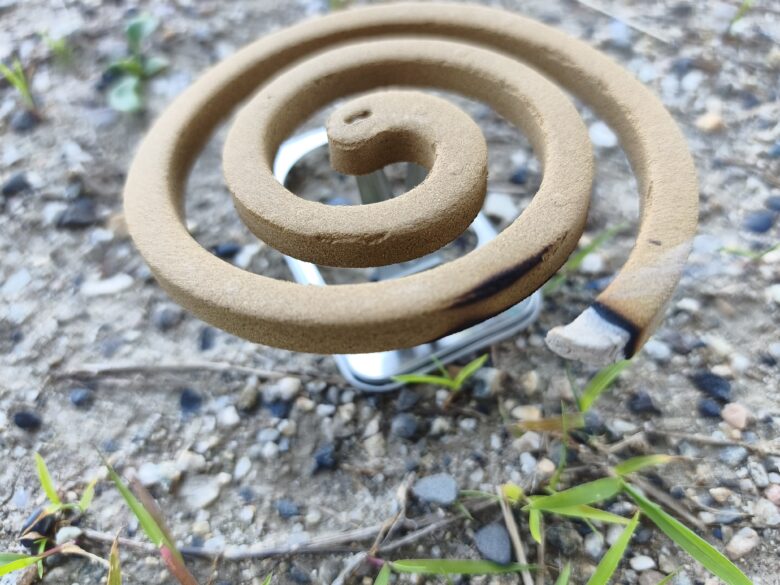 ライオン蚊取り線香に火がついて煙が出ている状況