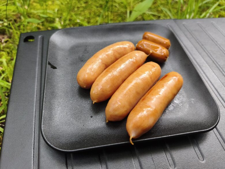 ダイソーの深月にウインナーとスモークチーズを載せている状況