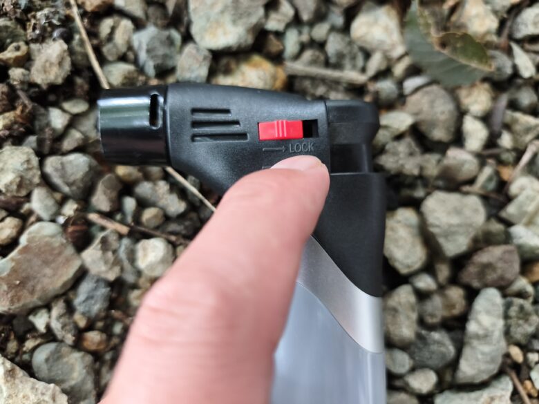 ダイソーコンパクトガスバーナーのロック機能を確認している状況