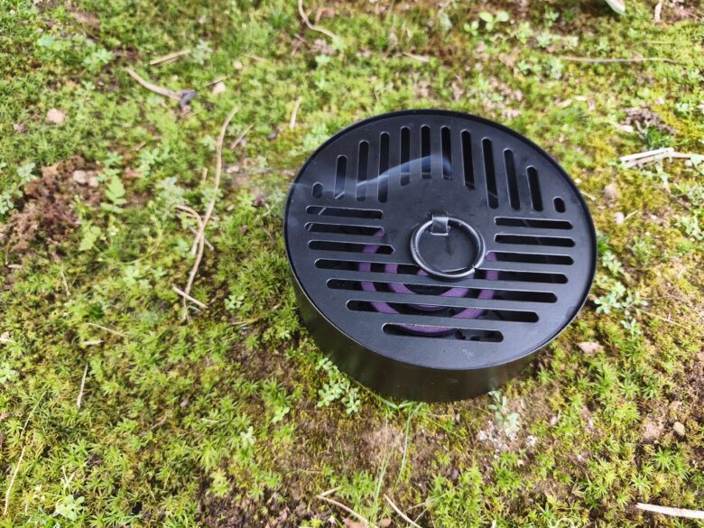 ダイソーの蚊取り線香ホルダーを使用している状況